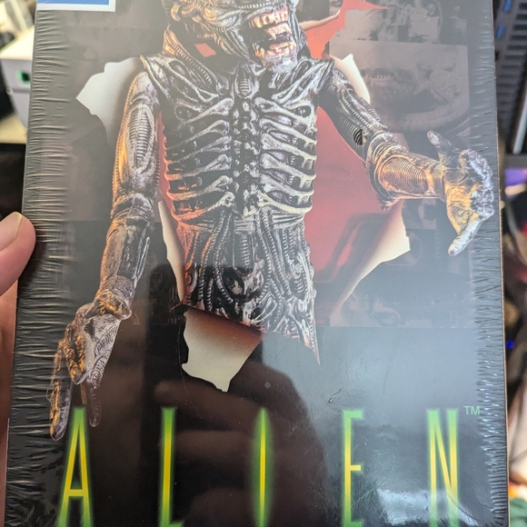 AMT Ertl Alien 1/10 Scale Plastic Model Kit - Picture 2 of 2